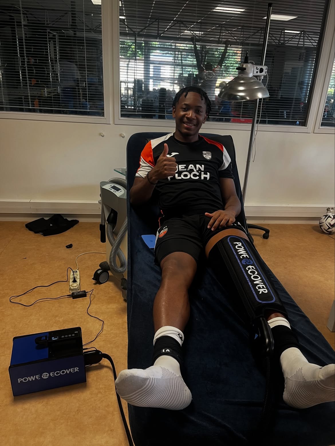 Joueur du FC Lorient en séance de cryothérapie compressive jambe entière