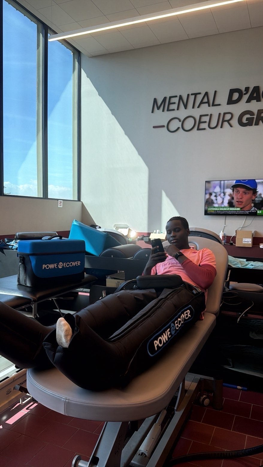 Athlète avec les Presso Boots en centre de récupération