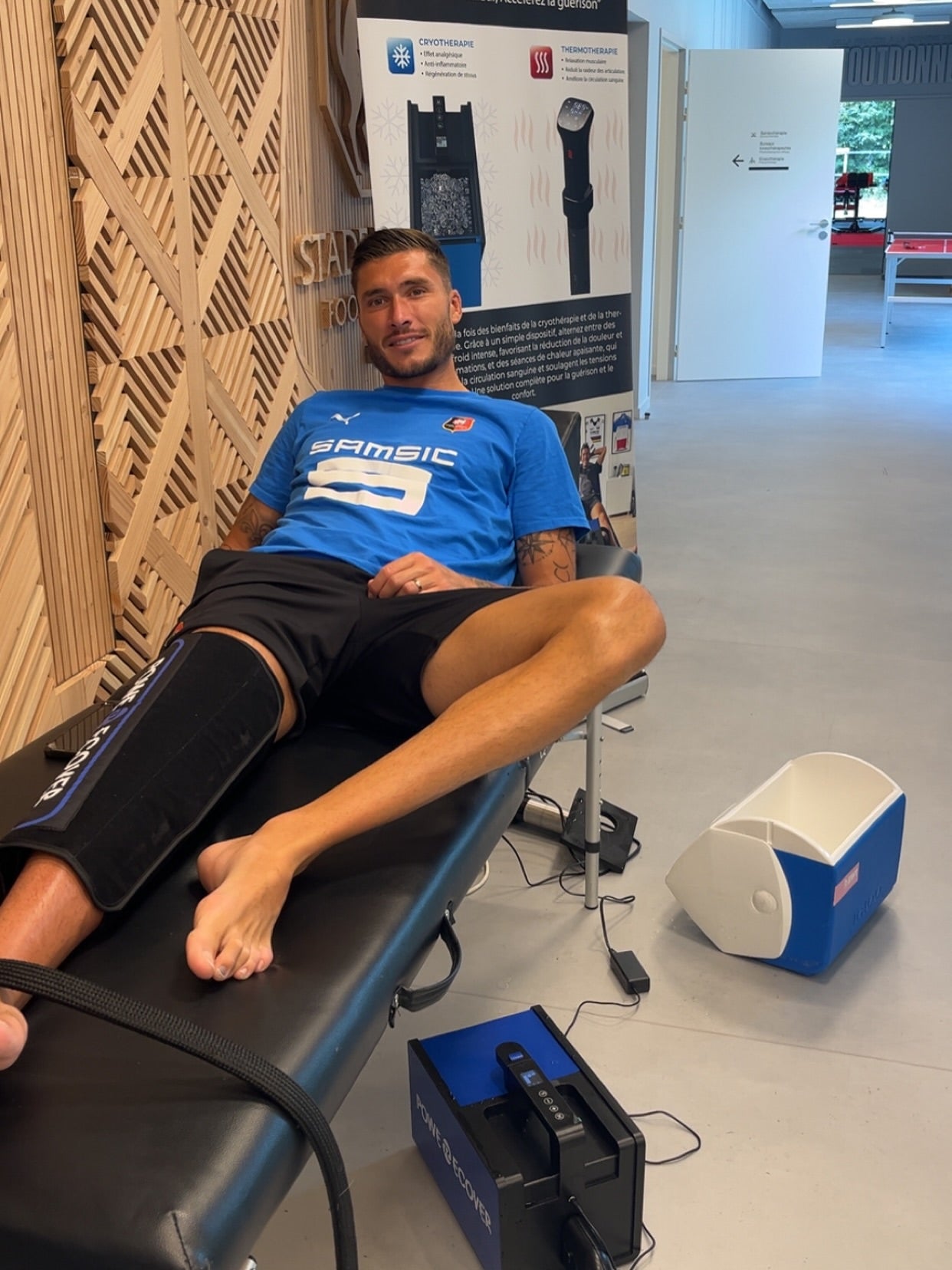 Joueur professionnel portant le manchon genou Powerecover en salle de kinésithérapie