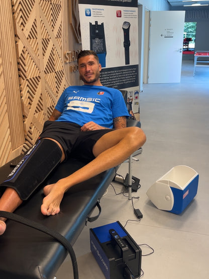 Joueur professionnel portant le manchon genou Powerecover en salle de kinésithérapie
