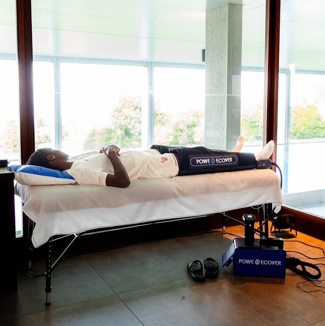 Athlète en récupération avec la cryothérapie compressive Powerecover