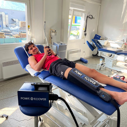 Manchon jambe entière Powerecover porté en salle de kinésithérapie