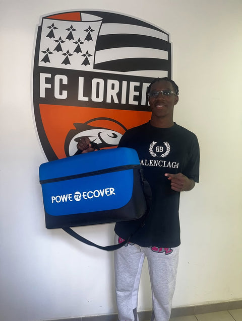 Joueur du FC Lorient avec le sac de transport Powerecover