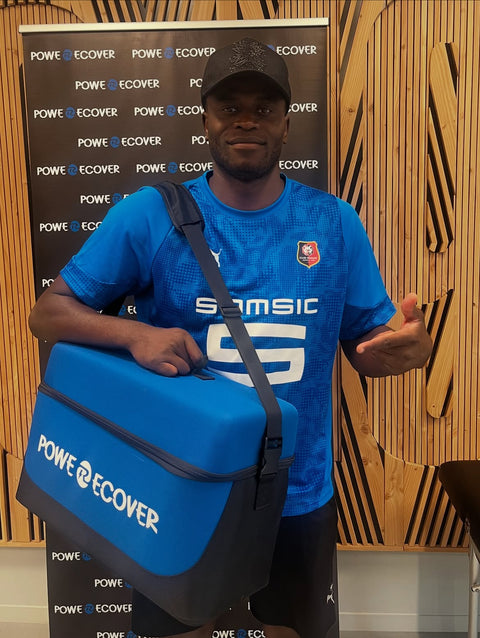 Joueur du Stade Rennais avec le sac de transport Powerecover